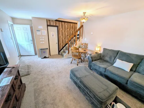 Private 2br/1.5ba Suite in a house with separate entrance, WiFi, Parking!