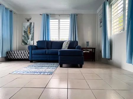 Just 7 minutes to airport. Wi-Fi and A/C. Capture Holiday Memories here!