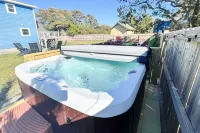 Hot Tub, Yard, 4BR, Dogs Ok, Walk 2 Dining