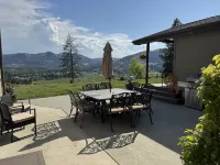 Rangeline Retreat w/Views of valley, private setting for stay or events.