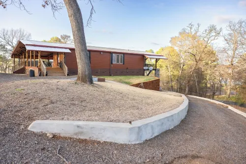 The Lakeside Lodge On 3 Acres - Sleeps 20 - 1 Minute Walk to Lake - Pet Friendly