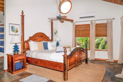 Luxury Villa In A Private Beachfront Oasis, W/ Tennis, Pickleball, Dock/ Pool! Hotel a 