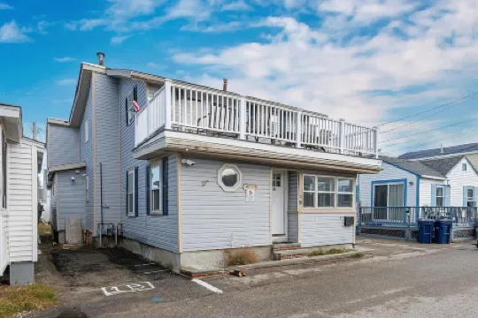 3-bedroom beachy apartment one block from Hampton Beach