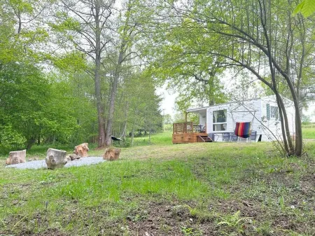 Mobil-home Boho Dans la Forêt des Contes de Fées Отели в г. Сент-Кристин