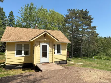 Charming 3-bedroom cottage with Lake Superior access near Duluth with WiFi, AC