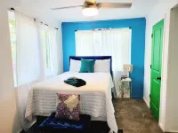 Tropical vibes/Hot tub/NEW BEDS Gated backyard/Pool Table/Gazebo/Garden/Fire Pit Hotels in East Griffin