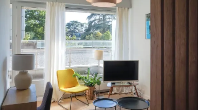 Discover the elegance of Aurora Suite, a magnificent apartment in Geneva. Hotels in 