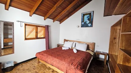 Luxury Cozy house w private heated pool, A/C, 5 min from downtown San Jose, CR