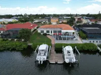 Beautiful Waterfront Home w/Access to Bay, Swim Spa Pool, Hot Tub,  Boat Dock. Hotels in Apollo Beach
