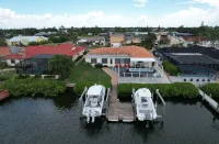 Beautiful Waterfront Home w/Access to Bay, Swim Spa Pool, Hot Tub,  Boat Dock. Hotels in Apollo Beach