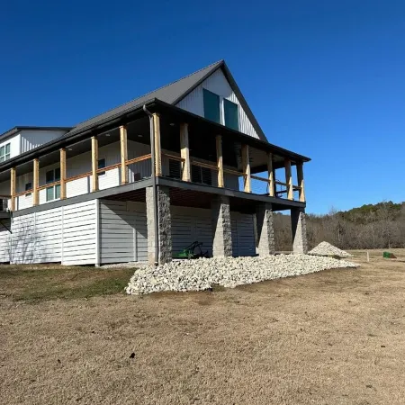 RIVERFRONT NEW 4-bedroom house with WiFi and AC in Calico Rock Отели в г. Изард