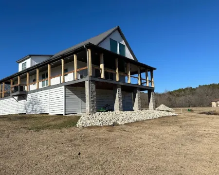 RIVERFRONT  NEW 4-bedroom house with WiFi and AC in Calico Rock Hotels in Izard County