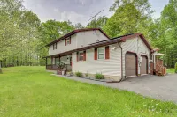 Long Pond Home w/ Hot Tub ~ 8 Mi to Kalahari! - Boutique