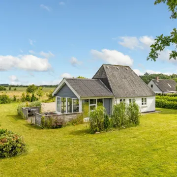 "Thrine" - 24km from the Sea