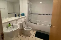 3 Bed Flat - Sleeps 6 - Parking - Wifi - 2-Star
