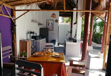 รูปภาพของVilla Manni: the Art of Outdoor Living Amid Coconut Palms.