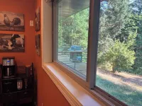 Cozy cottage retreat surrounded by acres of private forest and trails Hotels in Benton County