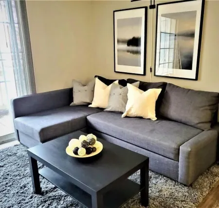 Cozy One Bedroom, Washer Dryer, Central Location,  Fireplace, Monthly Discounts Отели рядом с достопримечательностью «Drury Lane»