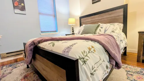 Relaxing Rustic Oasis - 6 Min Walk to Downtown! Cyclist Welcomed & Pet Friendly!