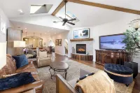 Seventh & Shore Stylish Seal Beach Home w/ Elevator, Fireplace + Bold Design - Wifi