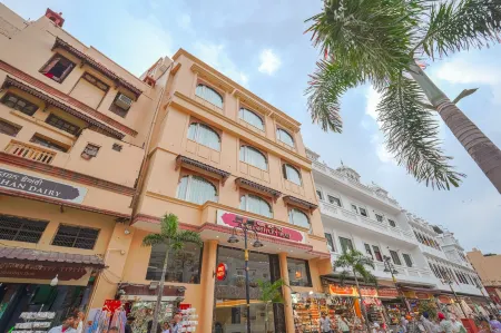 One Earth City Heart Amritsar Отели рядом с достопримечательностью «Akal Takht»