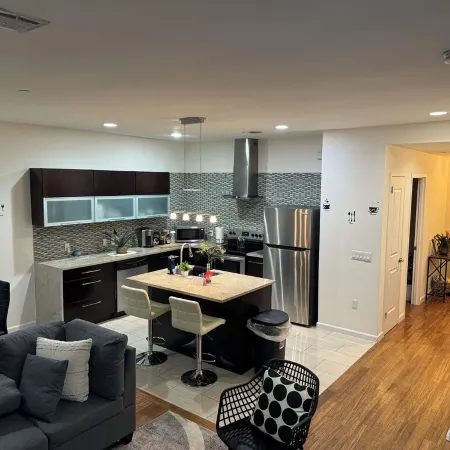 Posh 2BR/2BA King Bed! Free Parking! 30 Min to NYC Отели в г. Ист-Оранж