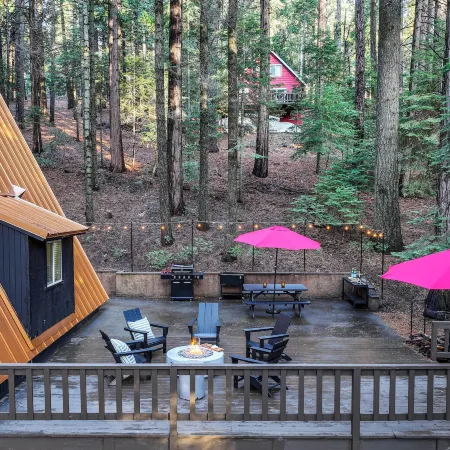 3 Mi to Calaveras Big Trees: Cabin w/ Fire Pit!