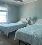 Four bedroom home and short walk to the beach! Hotels near Pine Knoll Shores