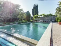 Cottage in Oppède with Poolside Bliss Hotels in Oppède