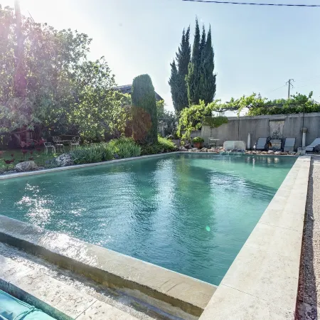 Cottage in Oppède with Poolside Bliss Отели в г. Оппед