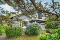 Beach Pines Bungalow by AvantStay Classic Cottage Steps to The Beach w Private Yard Hotels in Arch Cape