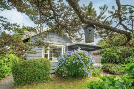 Beach Pines Bungalow by AvantStay Classic Cottage Steps to the Beach w Private Yard