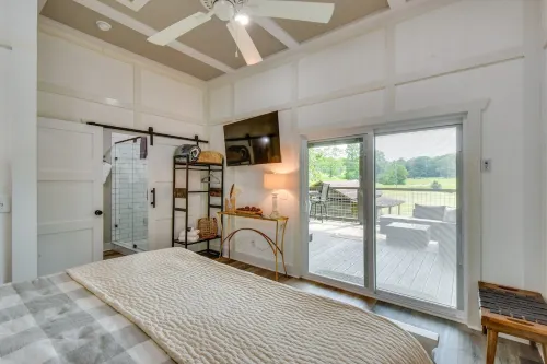 Romantic Couples Cottage, Large Covered Deck with Hot Tub, TV, Couches, Firepit