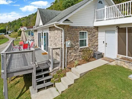 Waterfront Cottage with Private Dock on Claytor Lake. Pet Friendly! Отели рядом с достопримечательностью «Big Dipper Viewing Pier»