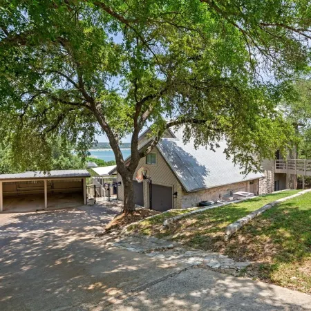 Lake Travis Oasis, Pool, Hot Tub, Lake Views, Near Marinas & Austin!