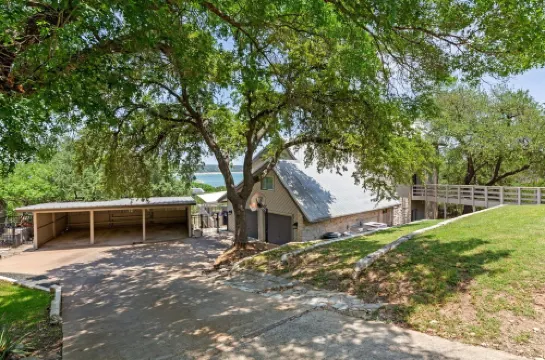 Lake Travis Oasis, Pool, Hot Tub, Lake Views, Near Marinas & Austin!