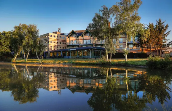 美居索洛尼奧爾良門酒店