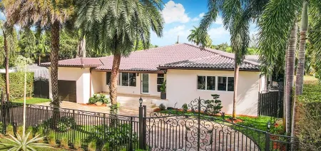 Paradise Near Beach-Downtown w/ Heated pool/Mini Golf & BBQ