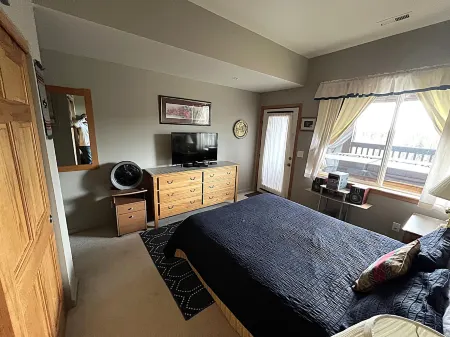 Forest Park 3 Bed 4 Bath Townhome