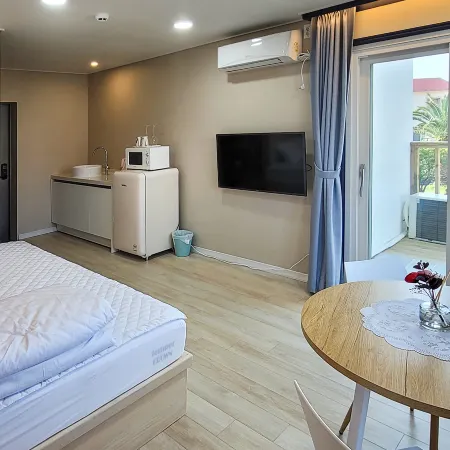 Jeju the Aewol Pension Отели рядом с достопримечательностью «Публичная библиотека в городе Эволь»