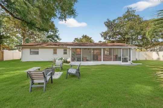 Cozy Stay in Ocala ~ King Bed, Fenced Yard, WiFi ~ Near Historic Downtown & Wec