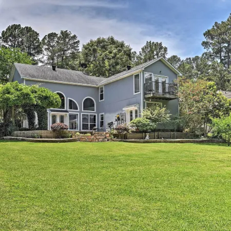 Cozy Lakefront Benton Home ~ 20 Mi to Shreveport!