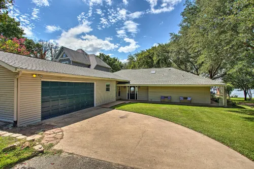 Remodeled Cedar Creek Lake Retreat w/ Fire Pit! - Parkplatz