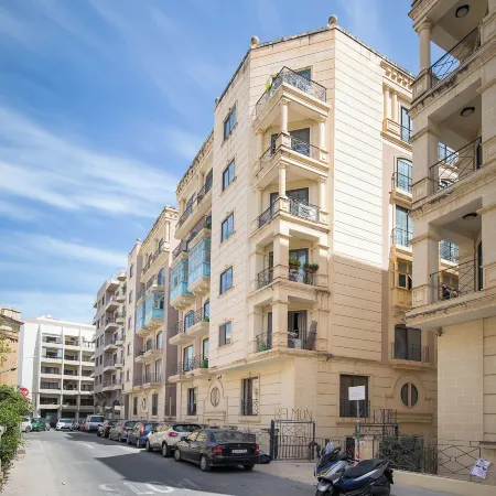 Luxury 3 BR Apartment - heart of Sliema