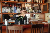 Middle Beach Lodge - bar