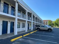 Motel 6 Lafayette, IN - parking
