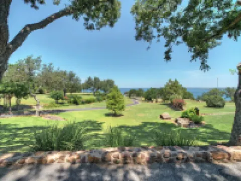 Luxurious Lakefront Estate: Spectacular Views, Expansive Grounds and Private Jetty Hotels in Buchanan Dam