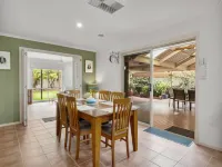 Charming 3-Bed Family Home with Amazing Garden Hotels in Werribee