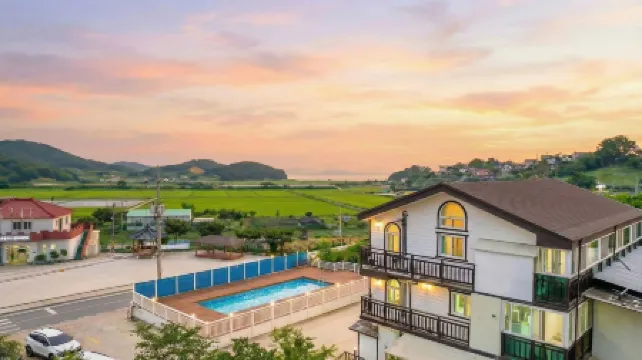 Ganghwa Nakjogaboineun Spa Pension