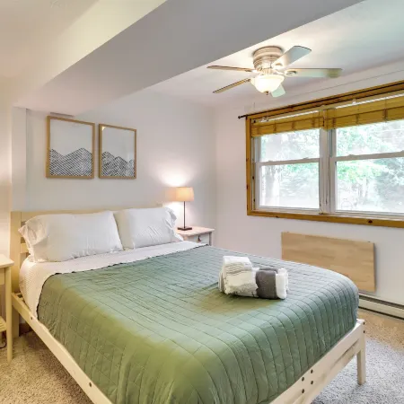 Tree-Lined Pocono Lake Retreat Walk to Beaches!